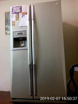 Refrigeradora Daewoo FRS2031IAL